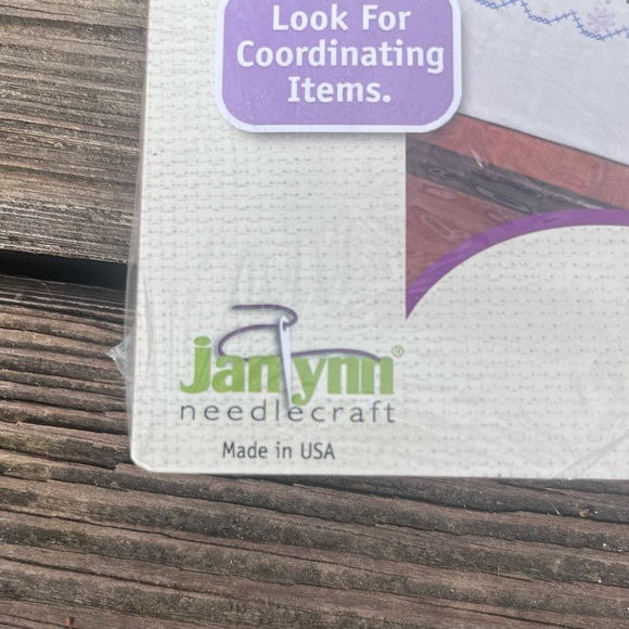 JANLYNN VINTAGE STAMPED DRESSER SCARF PANSY & BUTTERFLY PATTERN CROSS STITCH - Picture 4 of 5